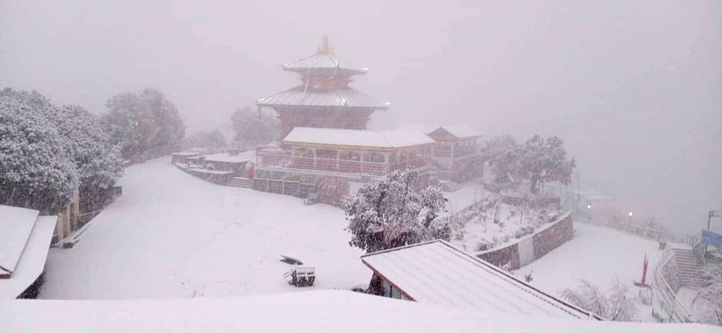 चन्द्रागिरि डाँडामा हिमपात